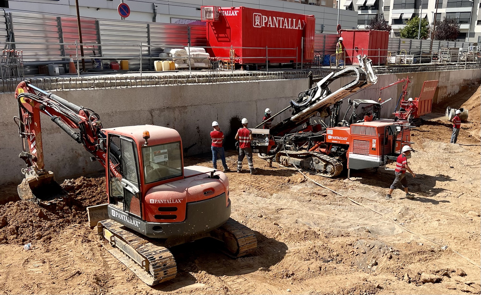 Equipos PANTALLAX trabajando en la ejecución de anclajes al terreno