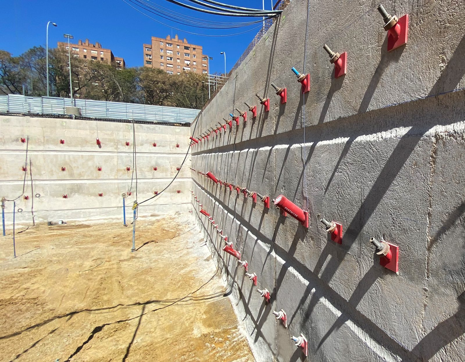 Cabezas de anclajes STAB® con protector PANTALLAX sobre el muro pantalla del Parking General del Roig Arena