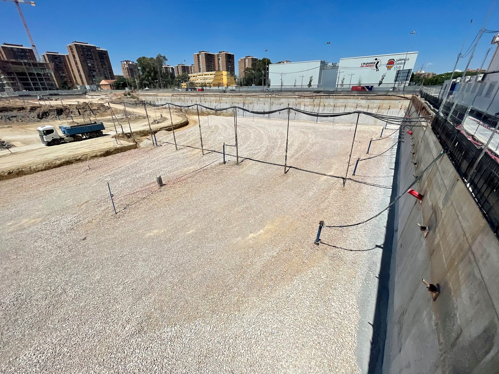 Excavación del Roig Arena con contención anclada en entorno urbano